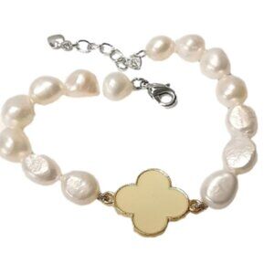 Creamy white  freshwater pearl bracelet with clover flower 🆕